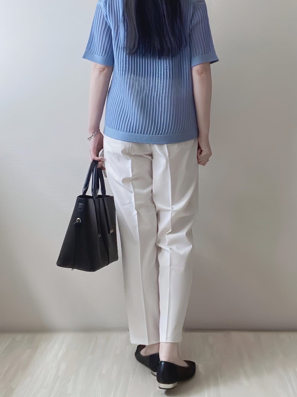 ブルー系のトップス、ホワイト系のその他パンツ、ブラック系のトートバッグを着用したレディースの夏コーディネートの2枚目の写真