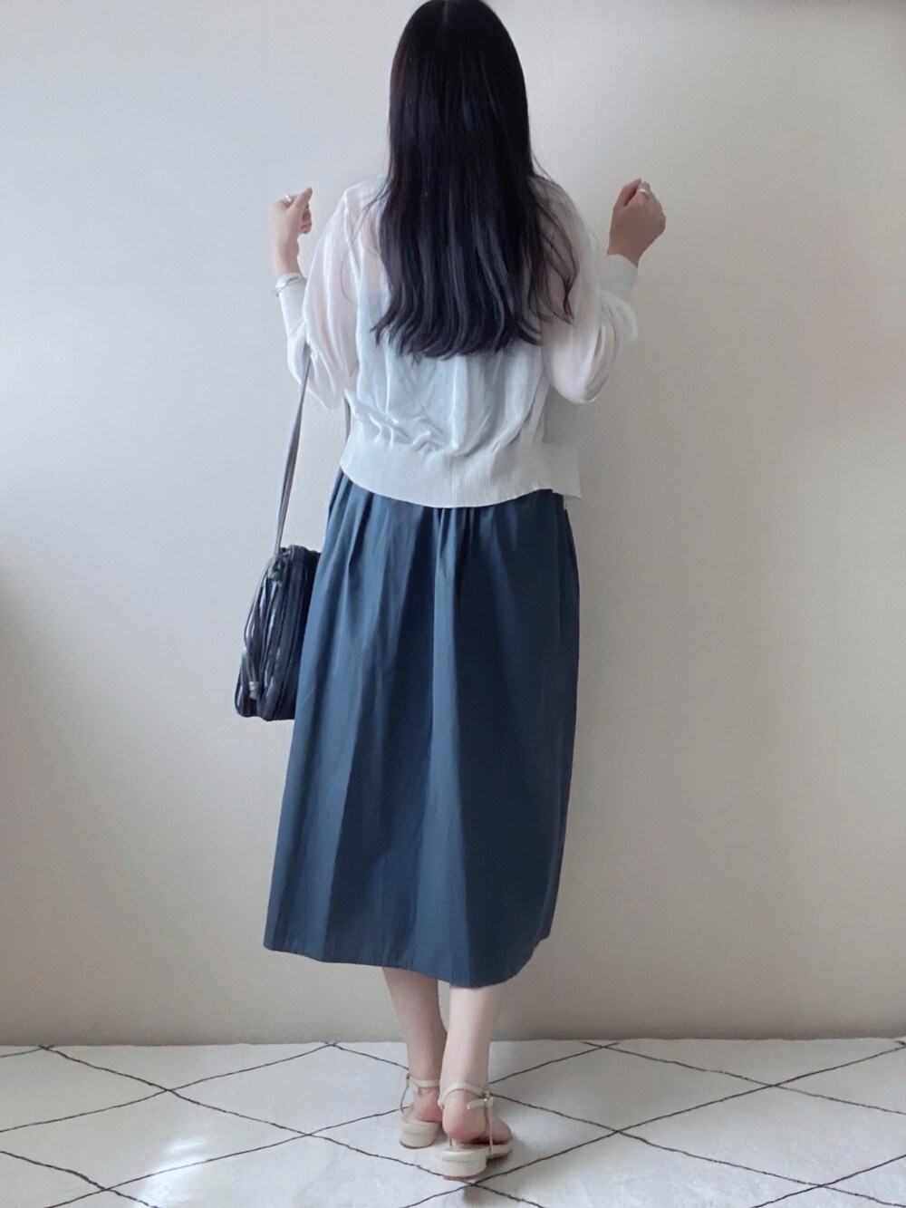 ホワイト系のカーディガン/ボレロ、ブルー系のワンピース/ドレス、ブルー系のショルダーバッグを着用したレディースの夏コーディネートの3枚目の写真