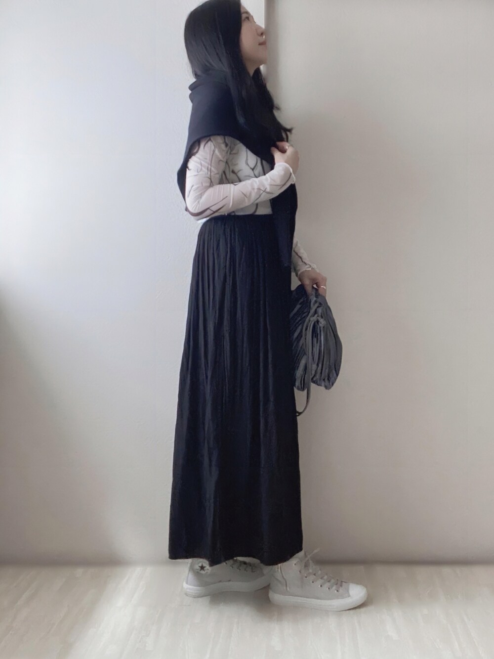 ホワイト系のTシャツ/カットソー、ブラック系のニット/セーター、ブラック系のその他パンツを着用したレディースの秋コーディネートの2枚目の写真