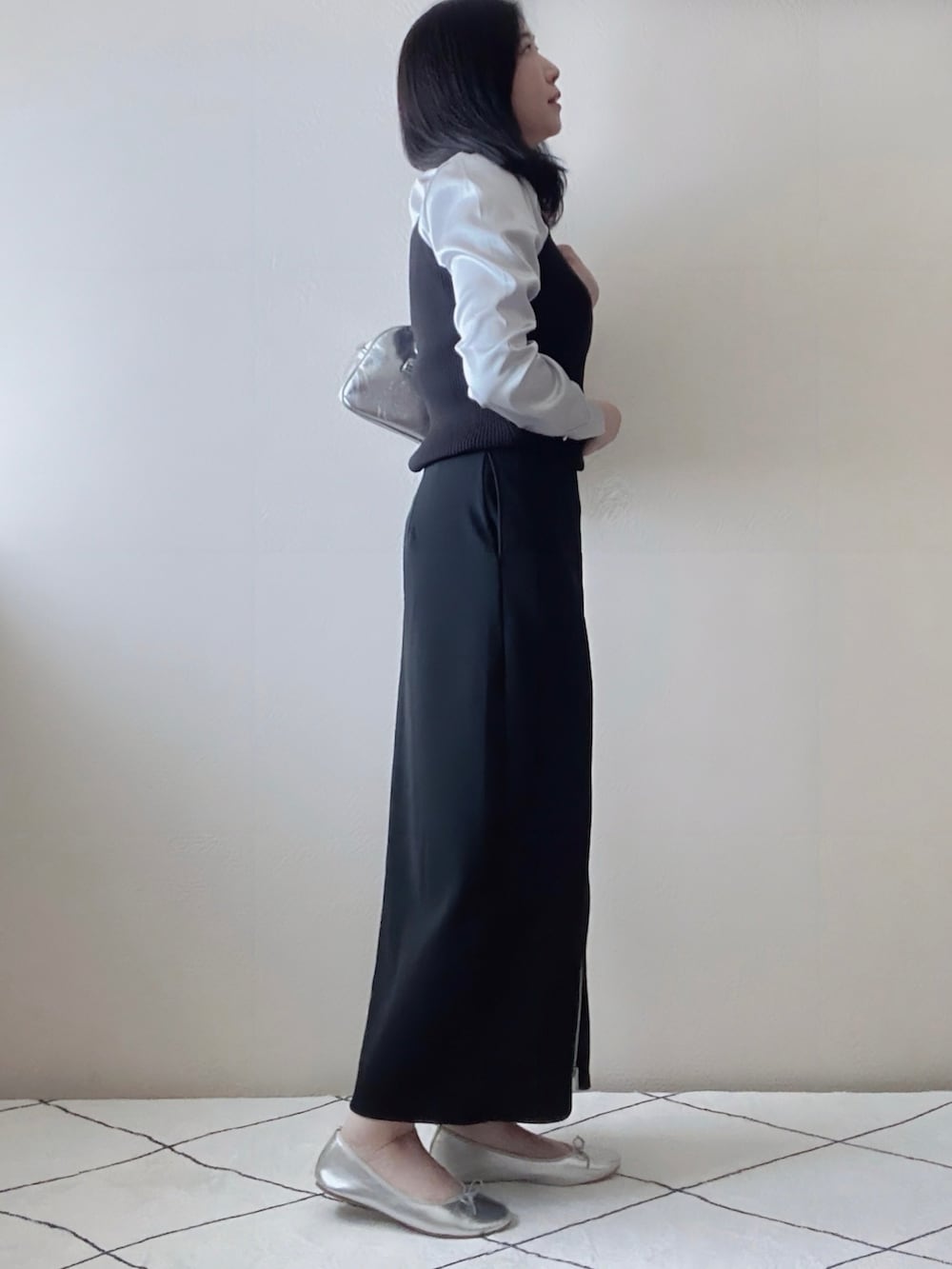 グレー系のシャツ/ブラウス、ブラック系のトップス、ブラック系のスカートを着用したレディースの秋コーディネートの2枚目の写真