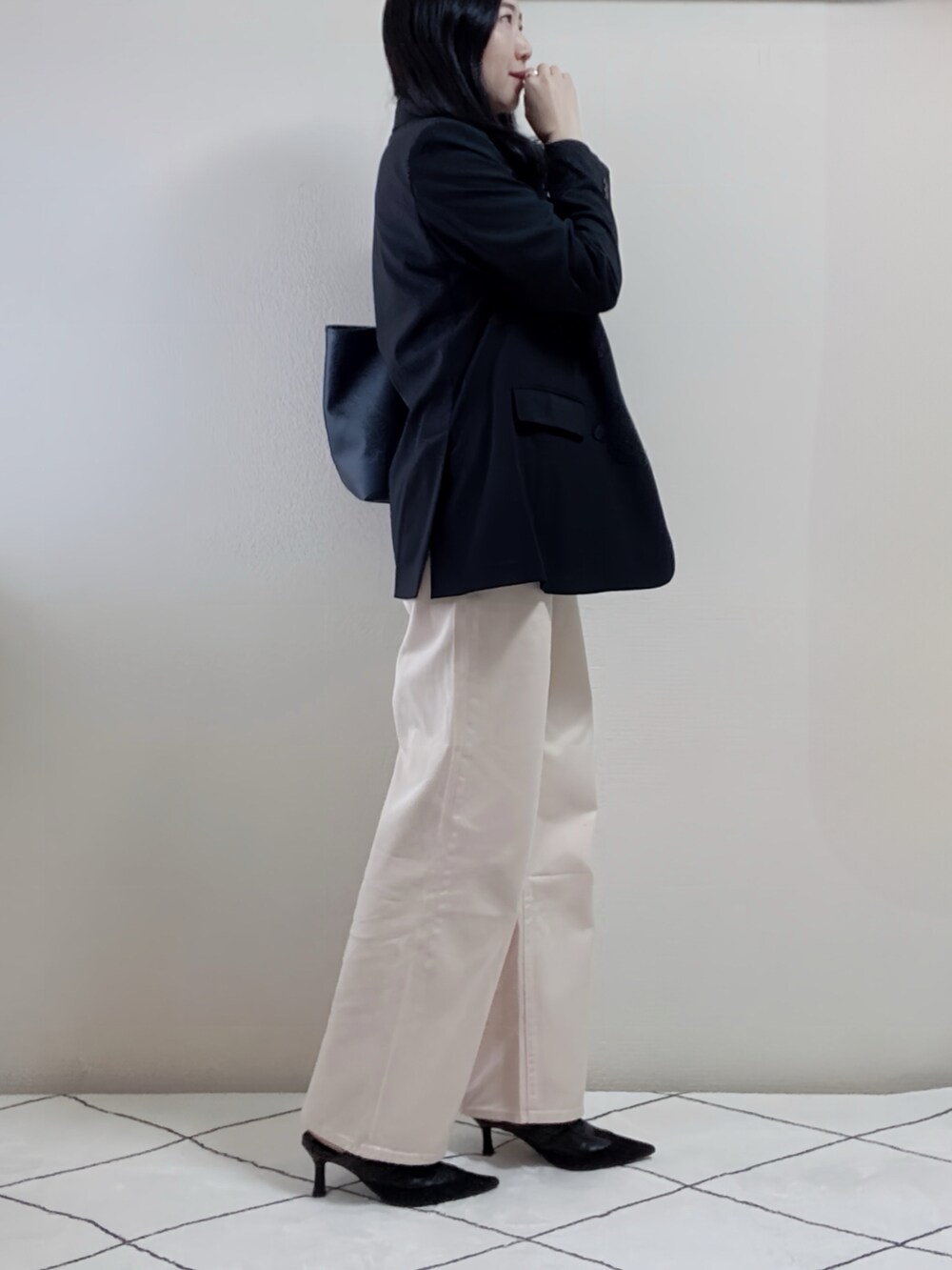 ブラック系のTシャツ/カットソー、ブラック系のジャケット/アウター、ピンク系のパンツを着用したレディースの春コーディネートの2枚目の写真