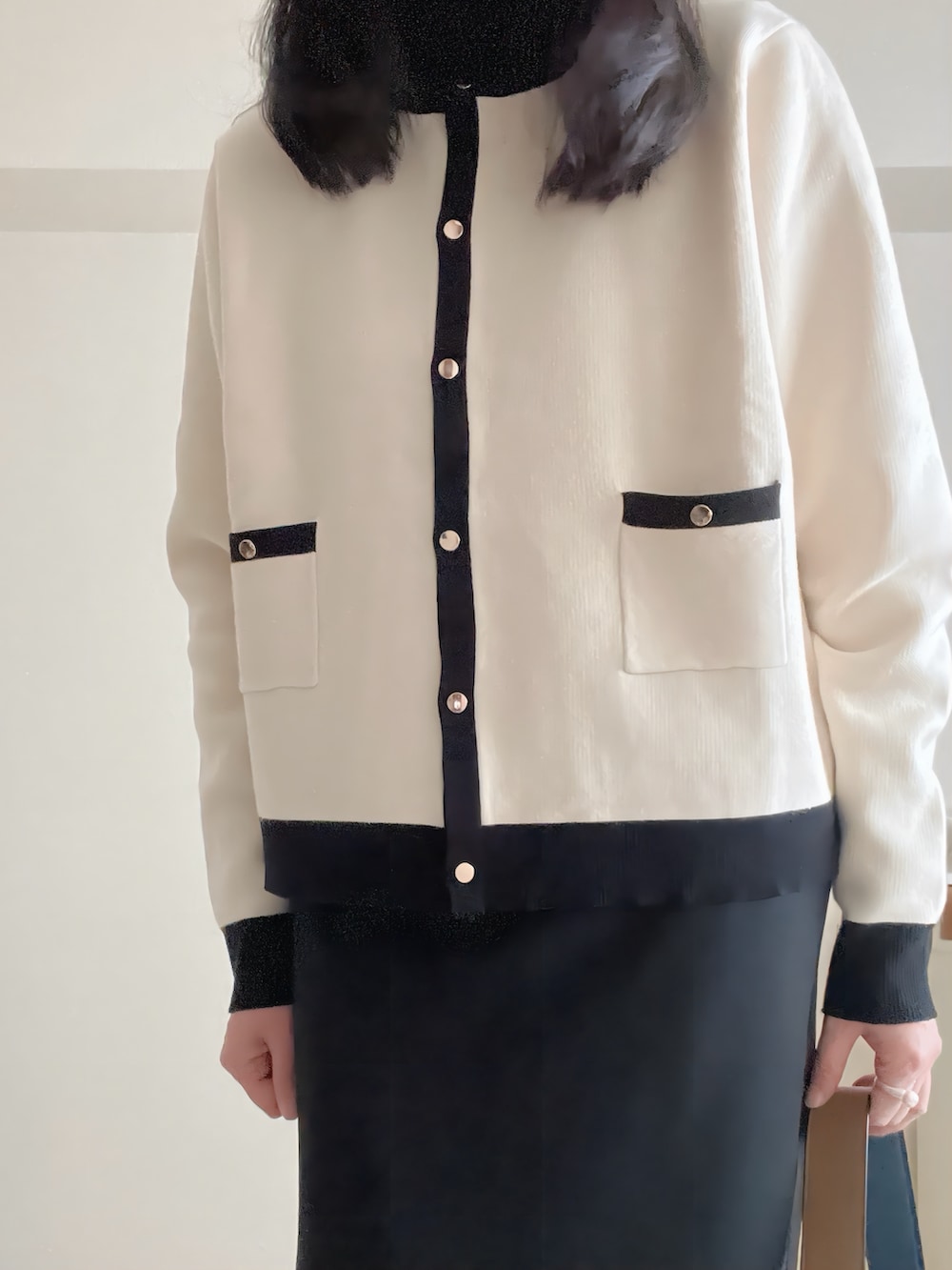 ベージュ系のカーディガン/ボレロ、ブラック系のTシャツ/カットソー、ホワイト系のショルダーバッグを着用したレディースの春コーディネートの2枚目の写真