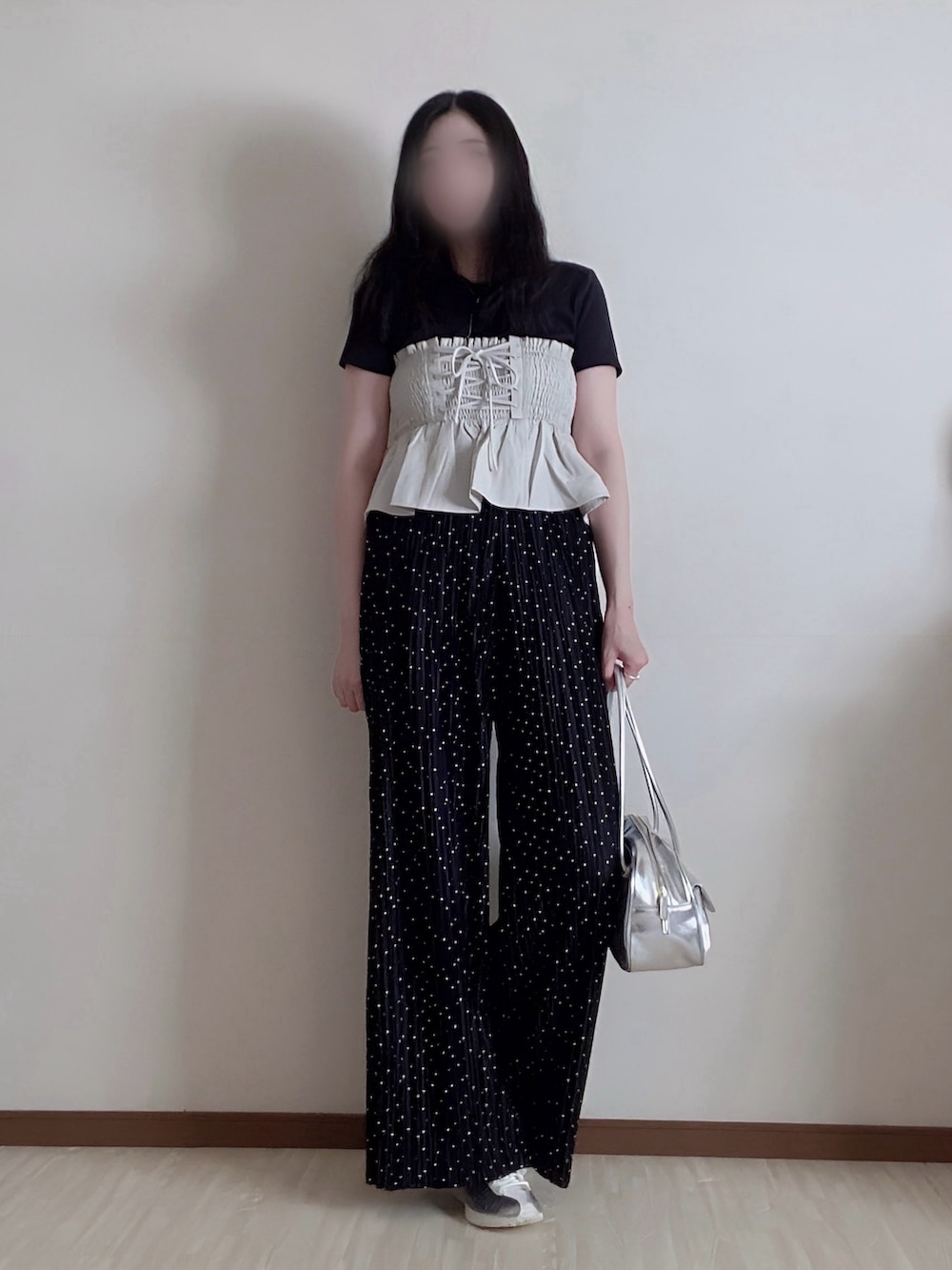 ホワイト系のスカート、ブラック系のTシャツ/カットソー、ベージュ系のスニーカーを着用したレディースの秋コーディネートの2枚目の写真