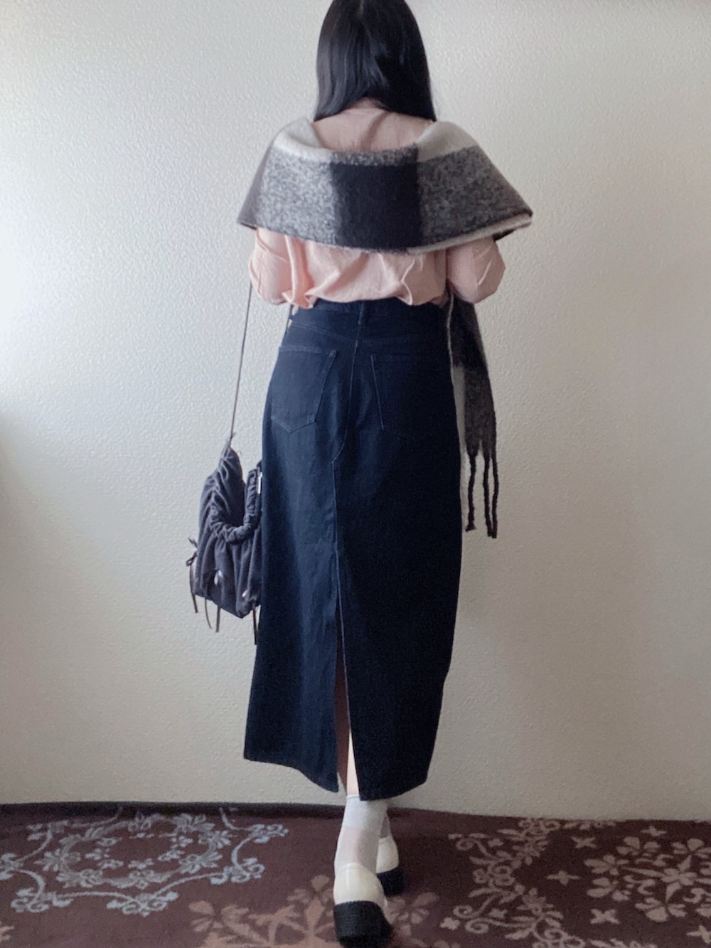 ピンク系のシャツ/ブラウス、ブルー系のスカート、グレー系のショルダーバッグを着用したレディースの冬コーディネートの2枚目の写真