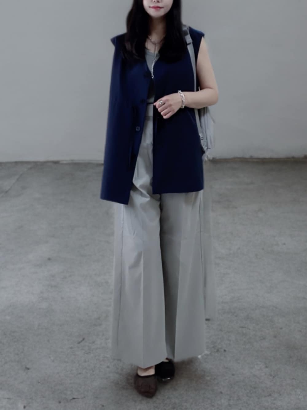 ブルー系のシャツ/ブラウス、グリーン系のタンクトップ、グリーン系のパンツを着用したレディースの春コーディネートの2枚目の写真