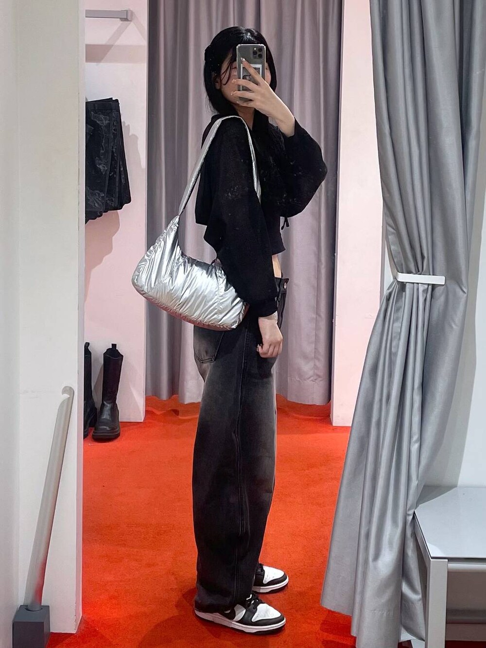 ブラック系のデニムパンツ、その他のショルダーバッグ、ブラック系のカーディガン/ボレロを着用したレディースの夏コーディネートの2枚目の写真