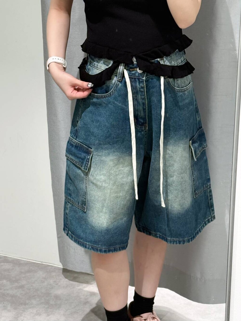 ブルー系のデニムパンツ、ブラック系のニット/セーターを着用したレディースの夏コーディネートの2枚目の写真