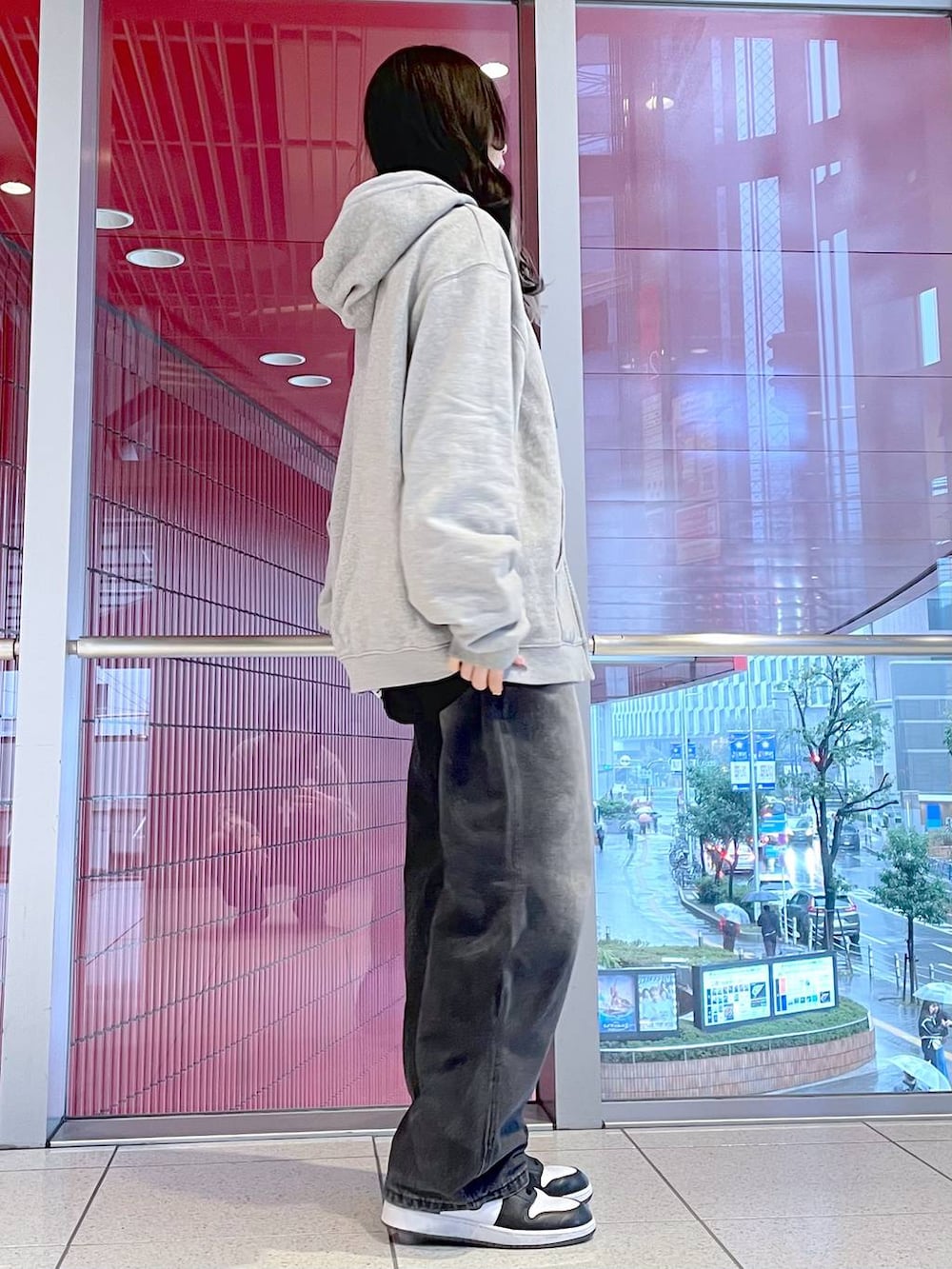 ブラック系のTシャツ/カットソー、グレー系のパーカー、ブラック系のベルトを着用したレディースの冬コーディネートの2枚目の写真