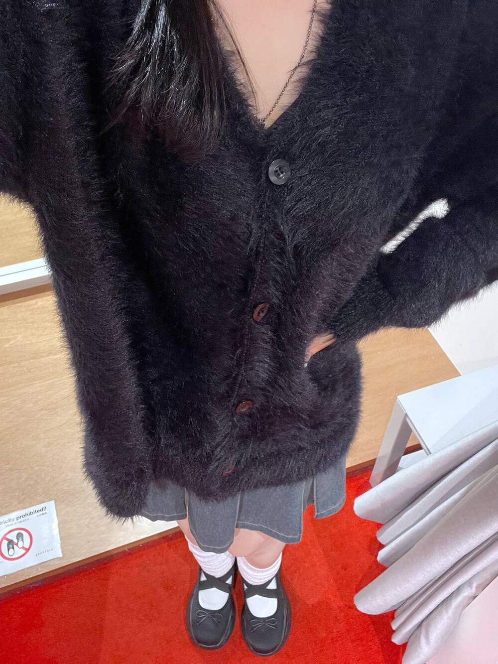 ブルー系のデニムスカート、ブラック系のカーディガン/ボレロを着用したレディースの秋コーディネートの3枚目の写真