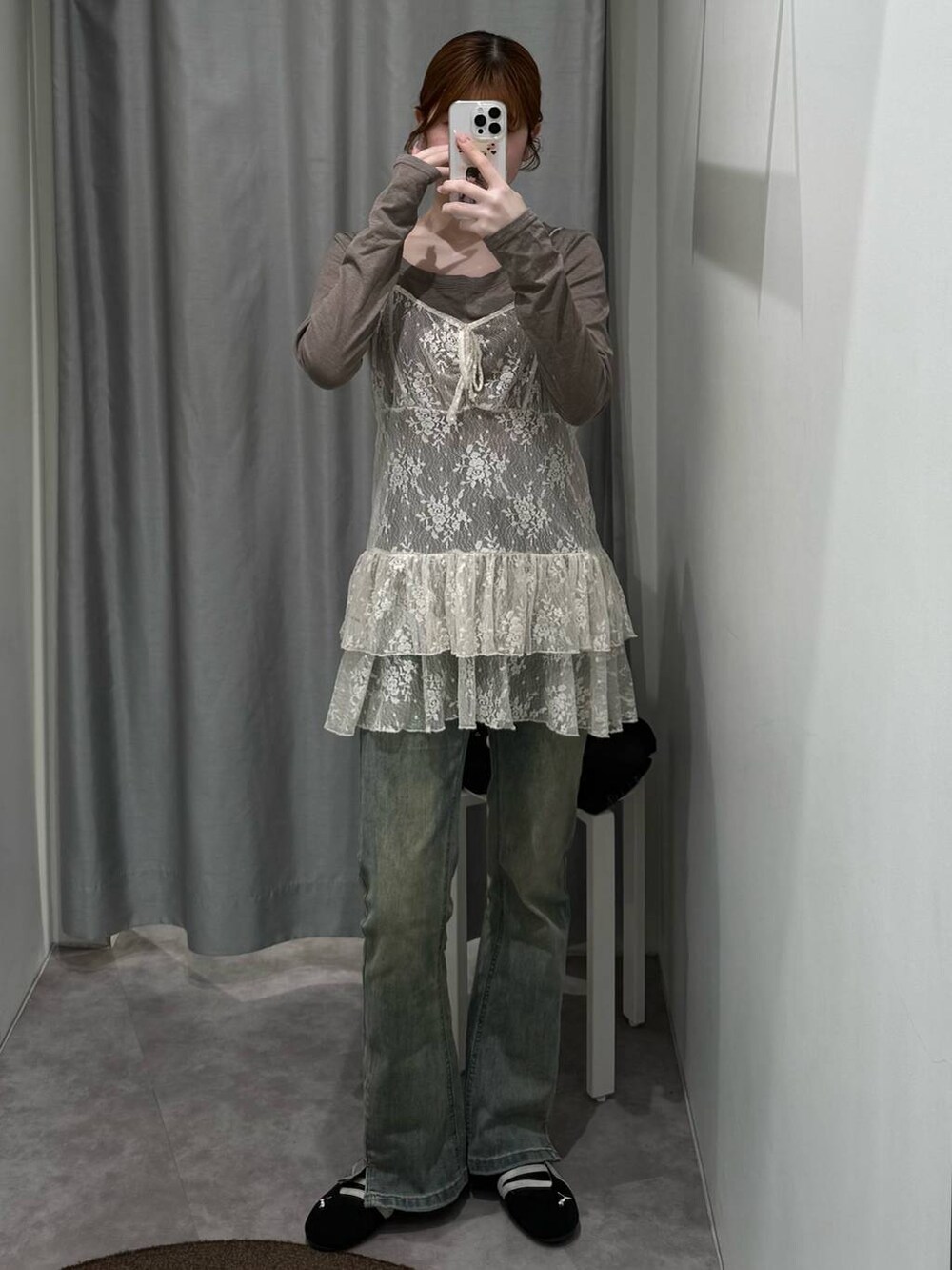 ブルー系のデニムパンツ、グレー系のTシャツ/カットソー、ホワイト系のワンピースを着用したレディースの春コーディネートの2枚目の写真