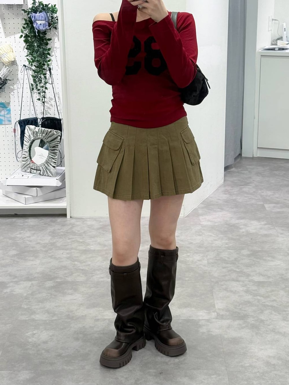 「韓国系、ストリート、ガーリー、ALAND、韓国ファッション、ミニスカート、ブーツ」｜「3.3 Field Trip の3.3 Field Trip／オフショルナンバー長袖T（Tシャツ/カットソー、レッド系）」を使った、𝑀𝑜𝑚𝑜さん（レディース・162cm）の夏コーディネートの2枚目の写真