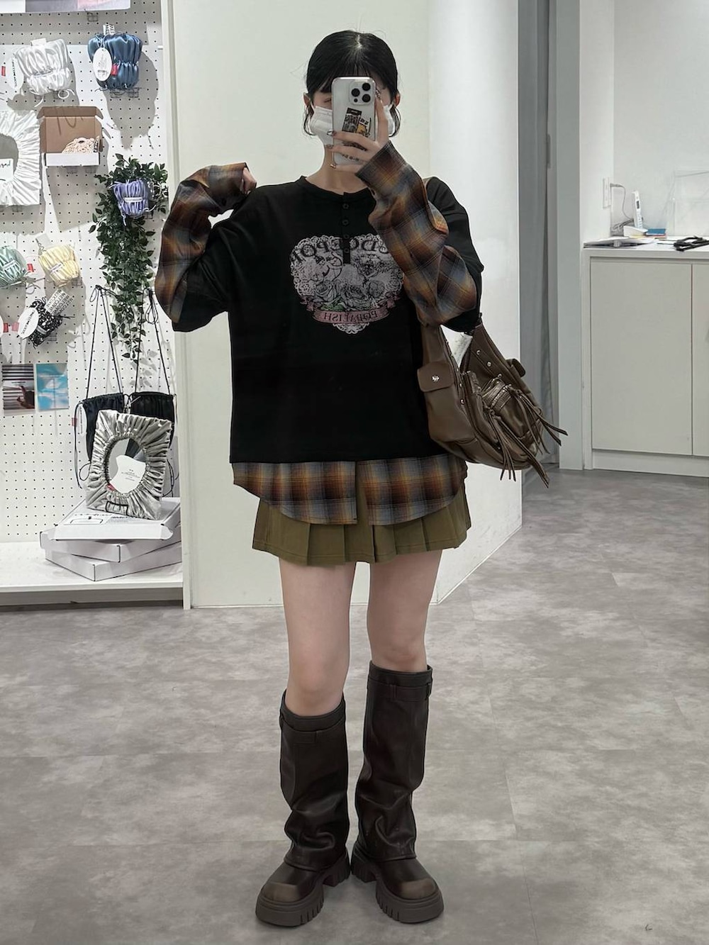 「韓国系、ストリート、ガーリー、ALAND、韓国ファッション、ミニスカート、秋コーデ」｜「3.3 Field Trip の3.3 Field Trip／シャツレイヤードロンT（Tシャツ/カットソー、ブラック系）」を使った、𝑀𝑜𝑚𝑜さん（レディース・162cm）の夏コーディネートの2枚目の写真