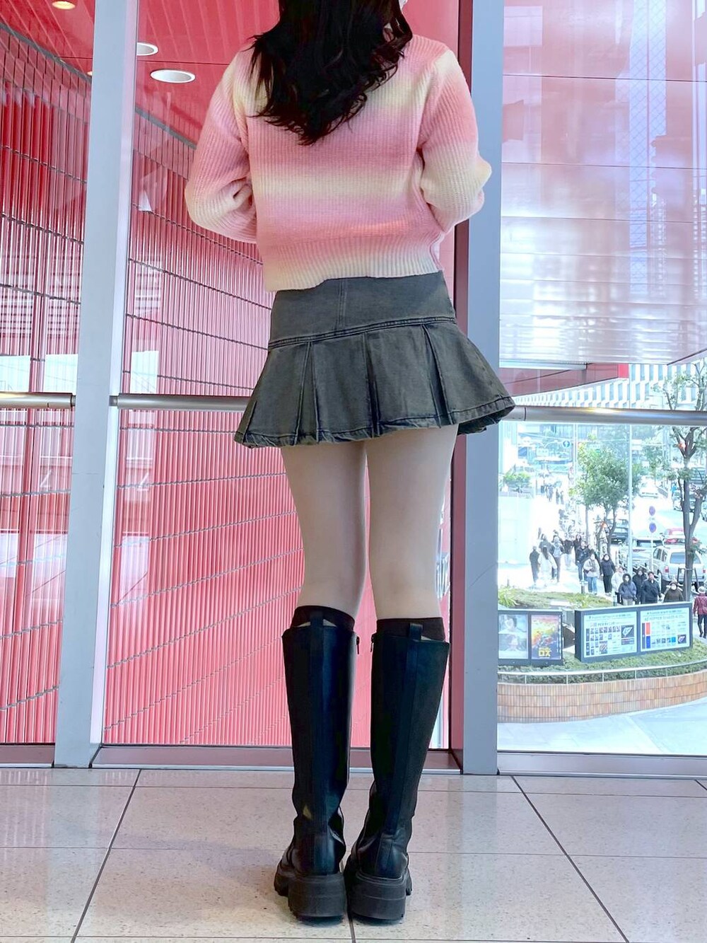 ピンク系のカーディガン/ボレロ、ベージュ系のカーディガン/ボレロ、ブルー系のデニムスカートを着用したレディースの冬コーディネートの3枚目の写真