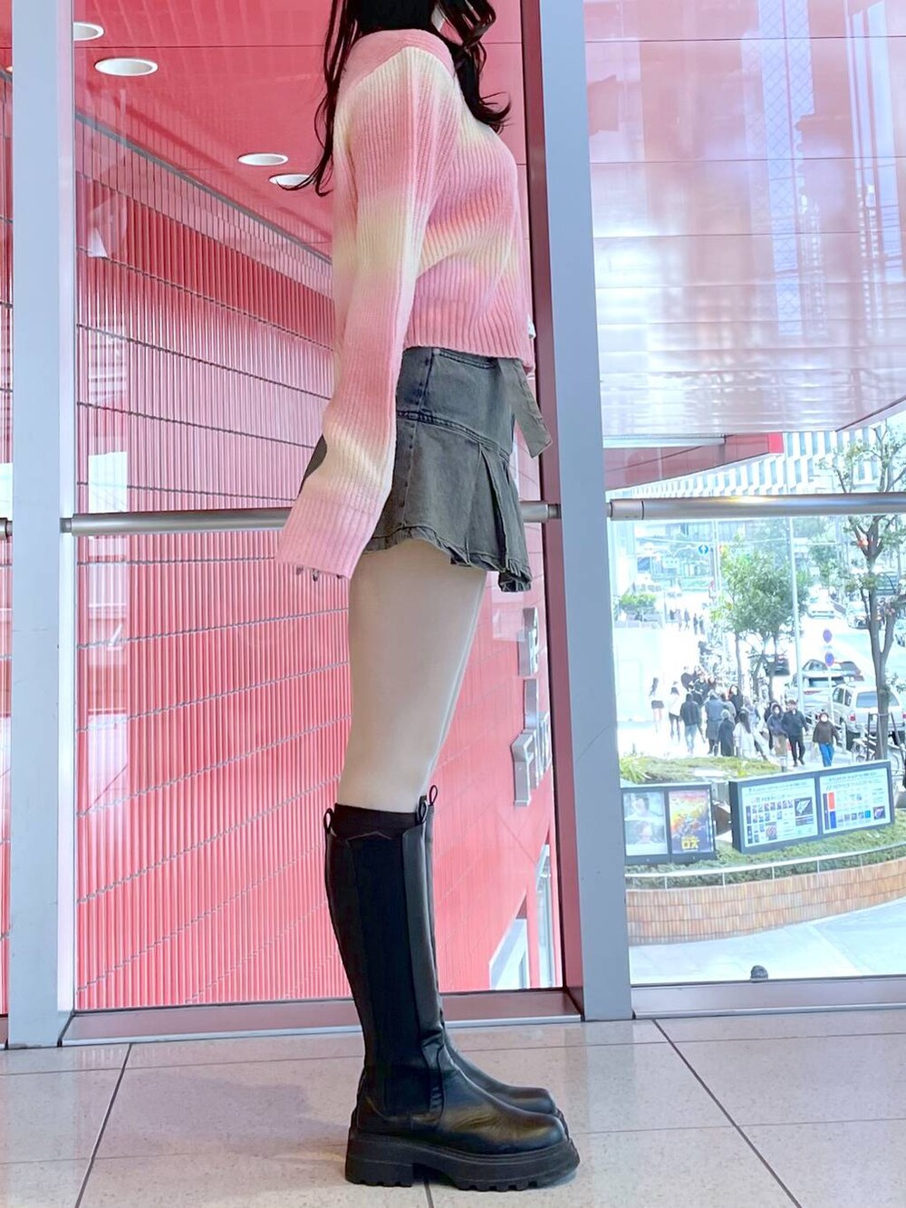 ピンク系のカーディガン/ボレロ、ベージュ系のカーディガン/ボレロ、ブルー系のデニムスカートを着用したレディースの冬コーディネートの2枚目の写真