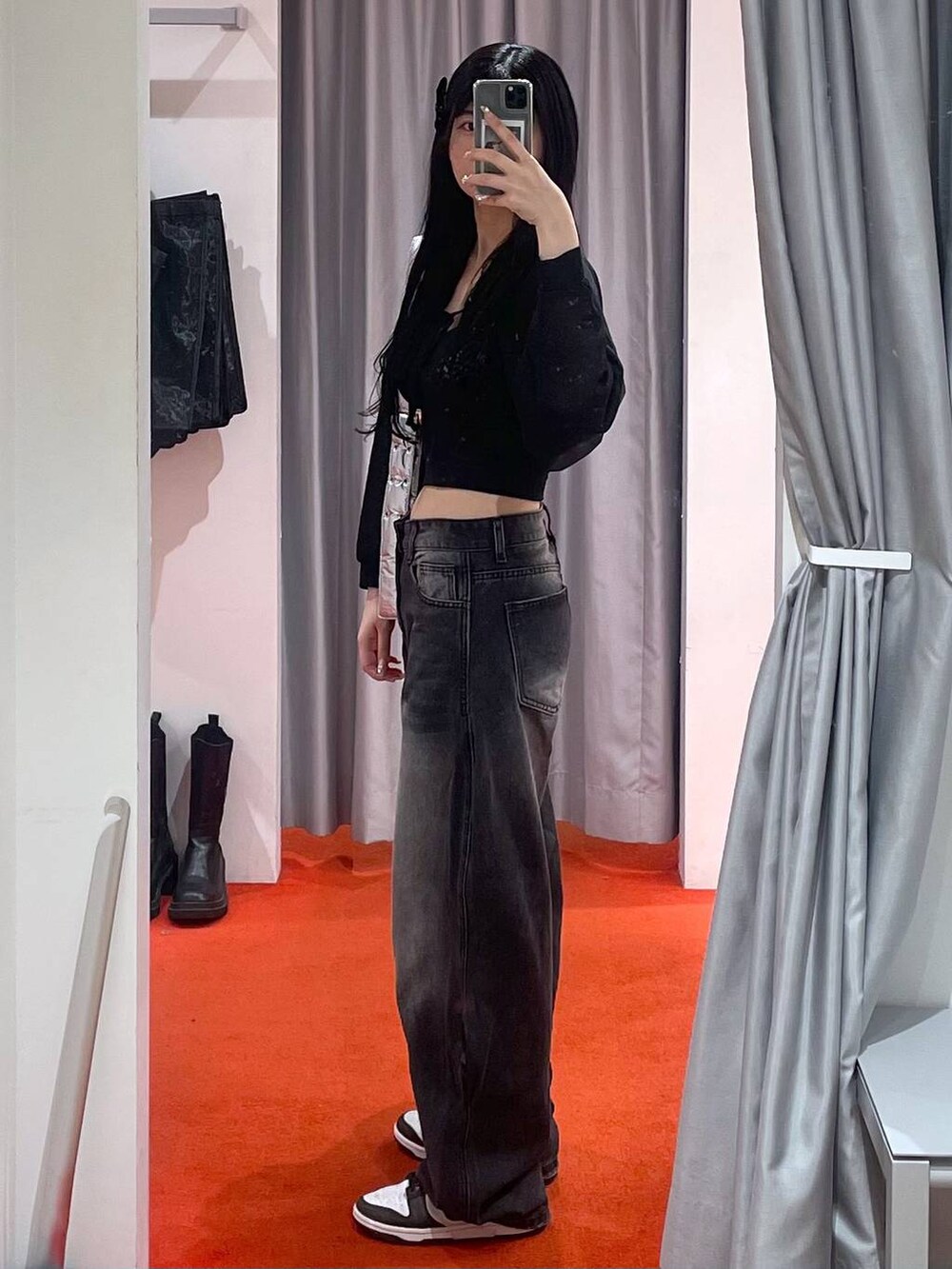 ブラック系のデニムパンツ、その他のショルダーバッグ、ブラック系のカーディガン/ボレロを着用したレディースの夏コーディネートの3枚目の写真