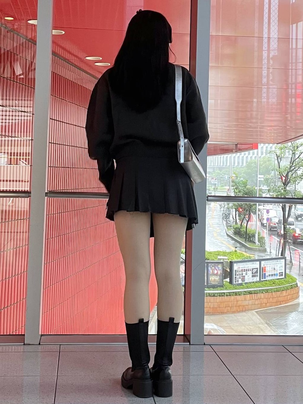 その他のショルダーバッグ、ブラック系のブーツ、グレー系のニット/セーターを着用したレディースの秋コーディネートの2枚目の写真