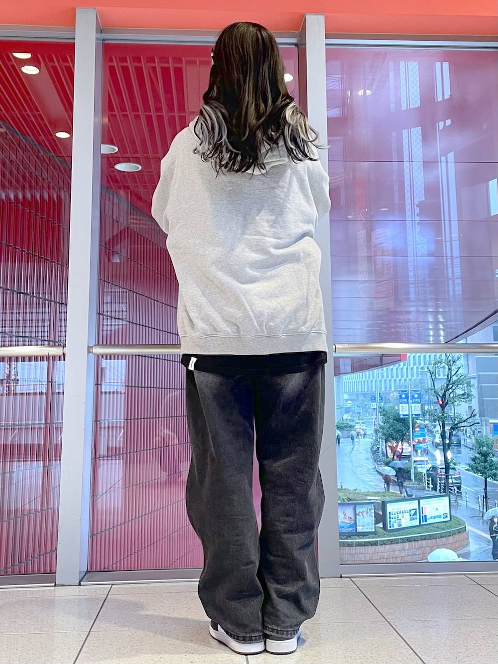 ブラック系のTシャツ/カットソー、グレー系のパーカー、ブラック系のベルトを着用したレディースの冬コーディネートの3枚目の写真