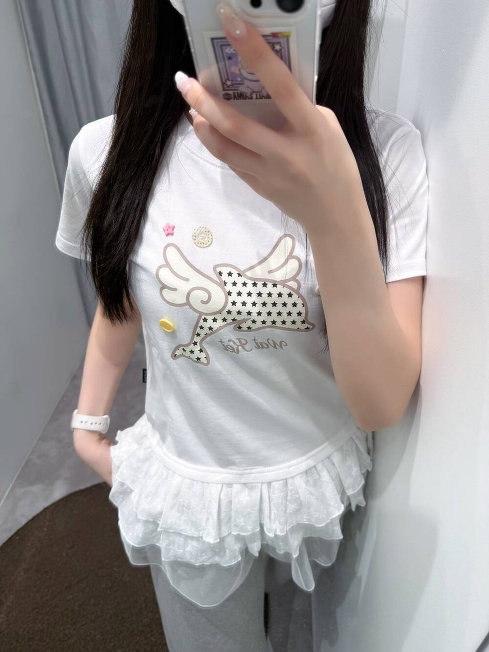 シルバー系のパンプス、グレー系のスウェットパンツを着用したレディースの夏コーディネートの2枚目の写真