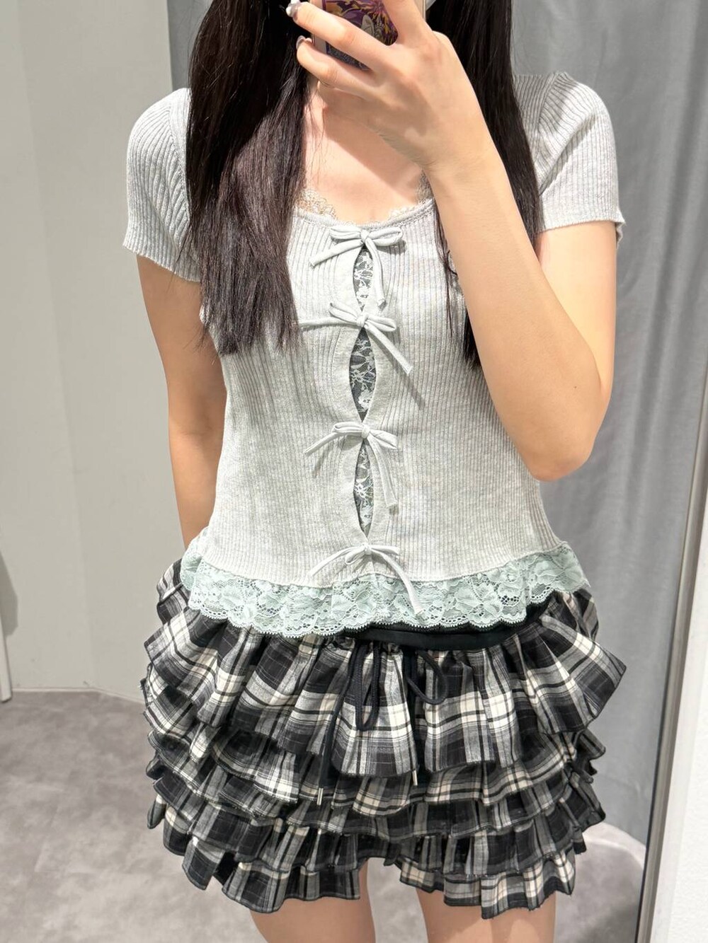 その他のその他パンツ、グレー系のニット/セーター、ブラック系のブーツを着用したレディースの夏コーディネートの2枚目の写真