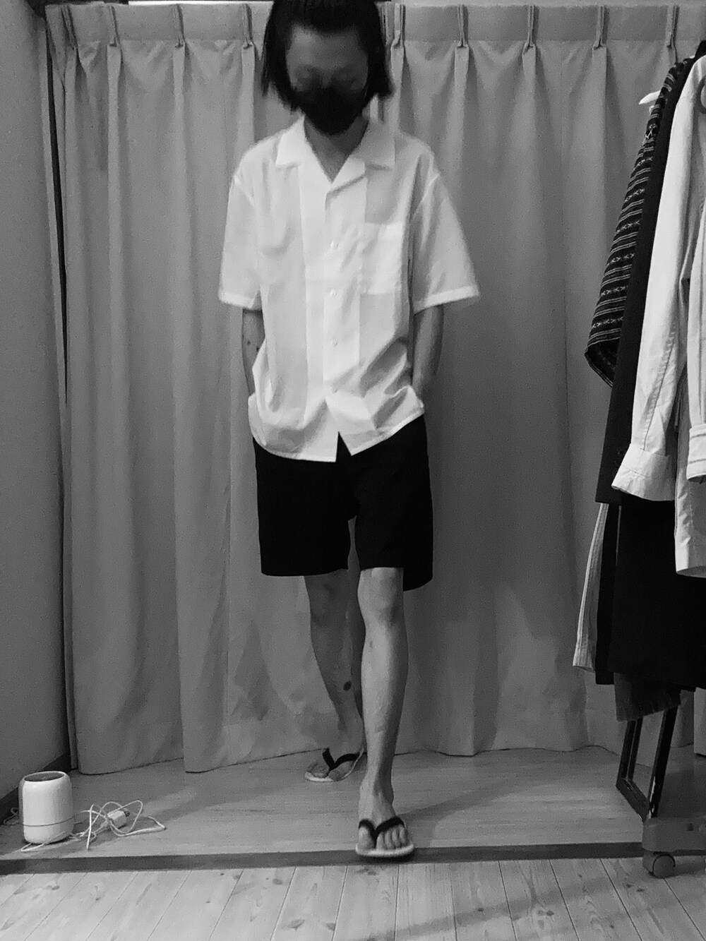 ホワイト系のシャツ/ブラウス、ブラック系のパンツ、ブラック系のメガネを着用したメンズの秋コーディネートの2枚目の写真