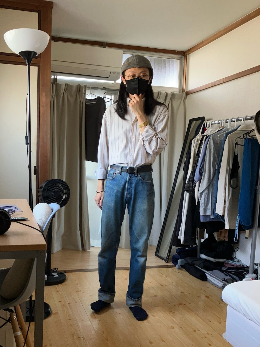 ホワイト系のシャツ/ブラウス、ブルー系のデニムパンツ、グレー系のニットキャップ/ビーニーを着用したメンズの秋コーディネートの2枚目の写真