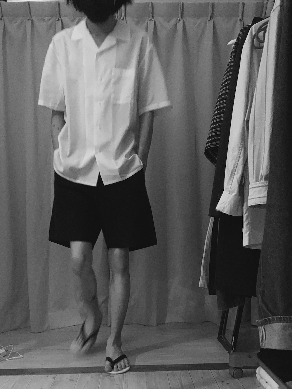 ホワイト系のシャツ/ブラウス、ブラック系のパンツ、ブラック系のメガネを着用したメンズの秋コーディネートの3枚目の写真