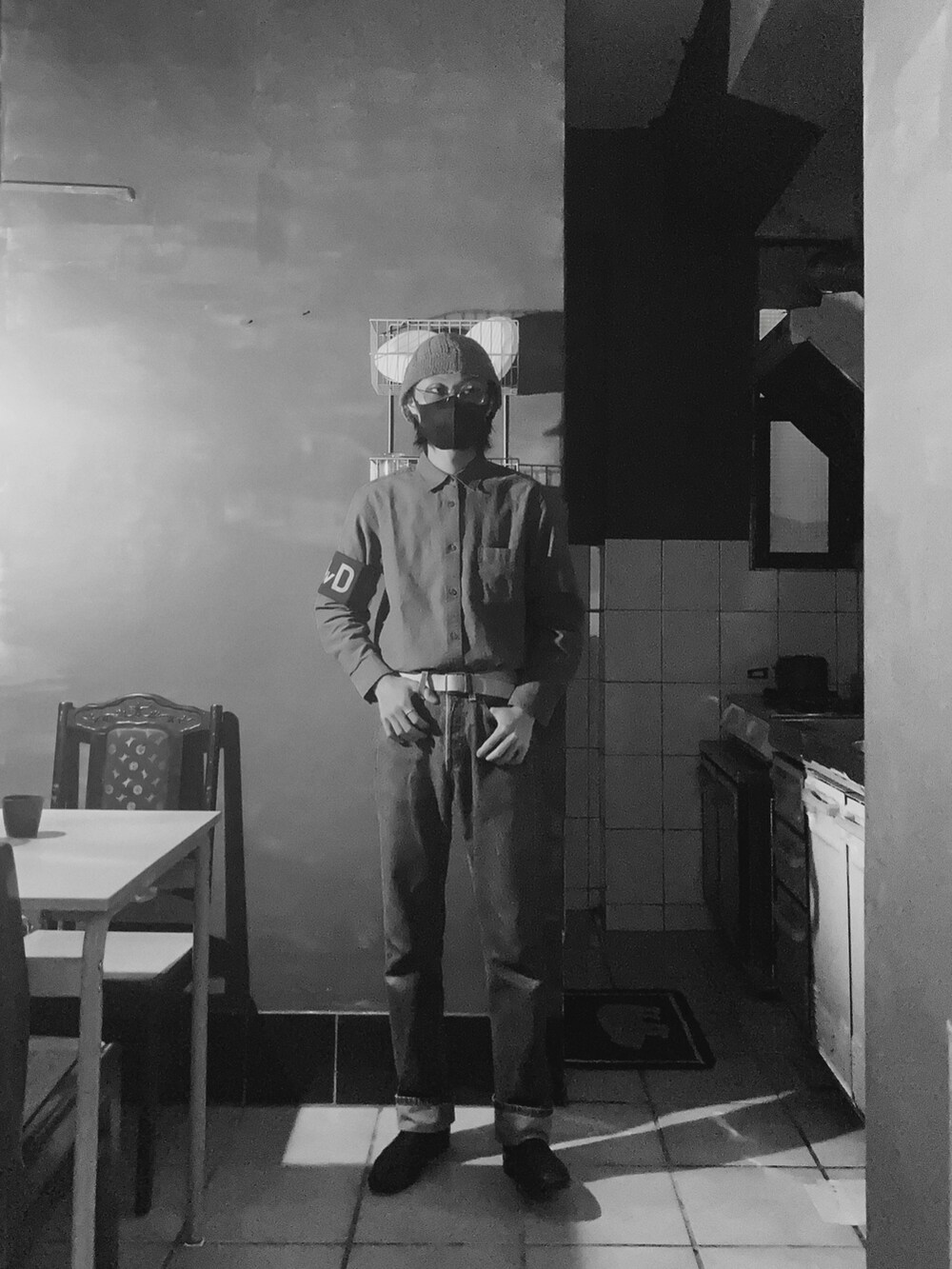 ブルー系のシャツ/ブラウス、ブルー系のデニムパンツ、ブラック系のブーツを着用したメンズの冬コーディネートの2枚目の写真