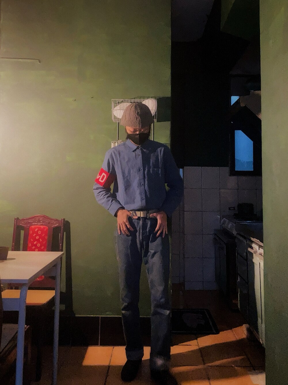 ブルー系のシャツ/ブラウス、ブルー系のデニムパンツ、ブラック系のブーツを着用したメンズの冬コーディネートの3枚目の写真