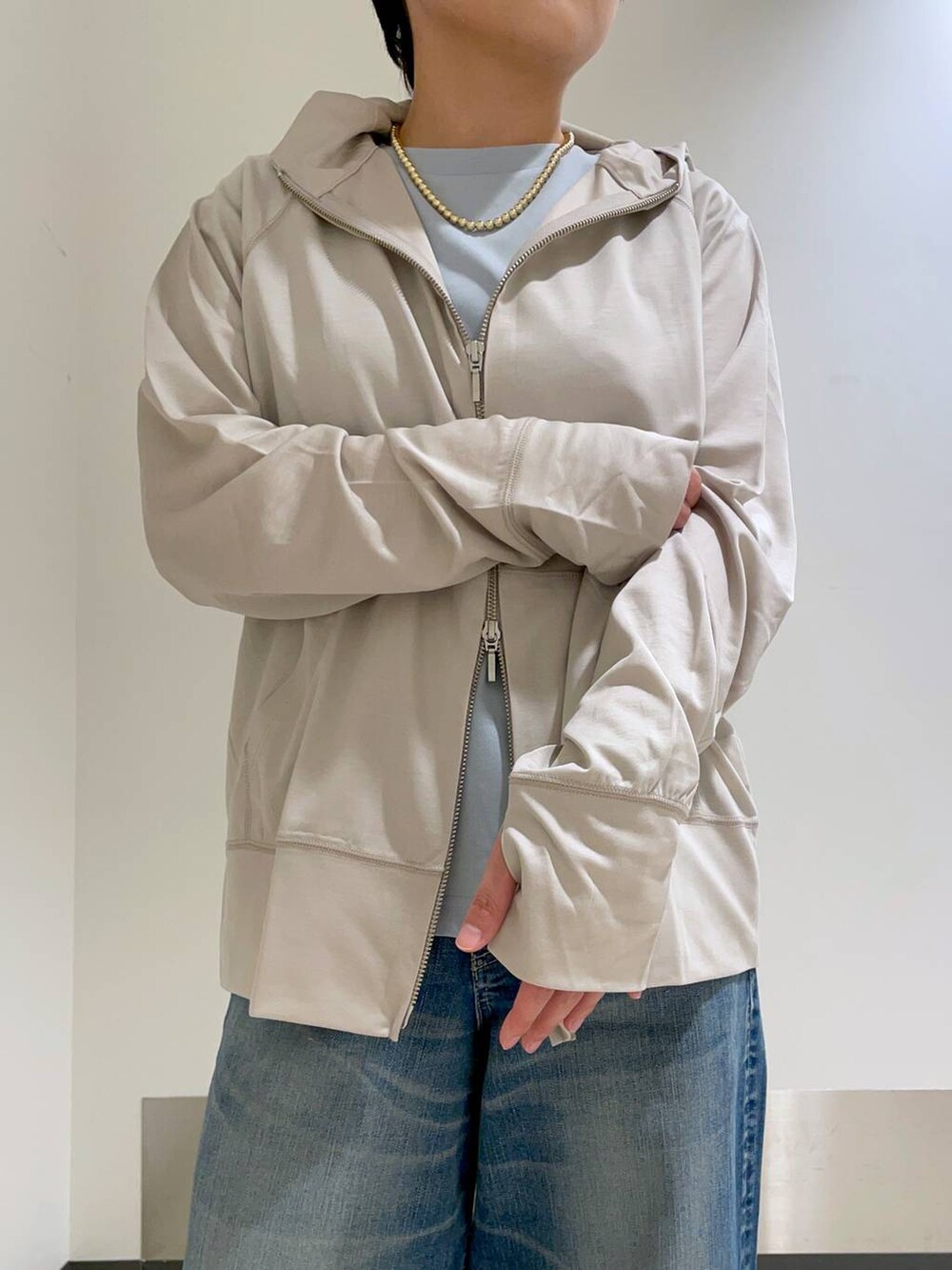 グリーン系のTシャツ/カットソー、グレー系のパーカー、ブラック系のトートバッグを着用したレディースの春コーディネートの5枚目の写真