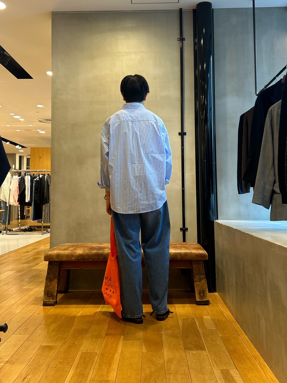 その他のシャツ/ブラウス、その他のデニムパンツ、シルバー系のメガネを着用したメンズの春コーディネートの3枚目の写真