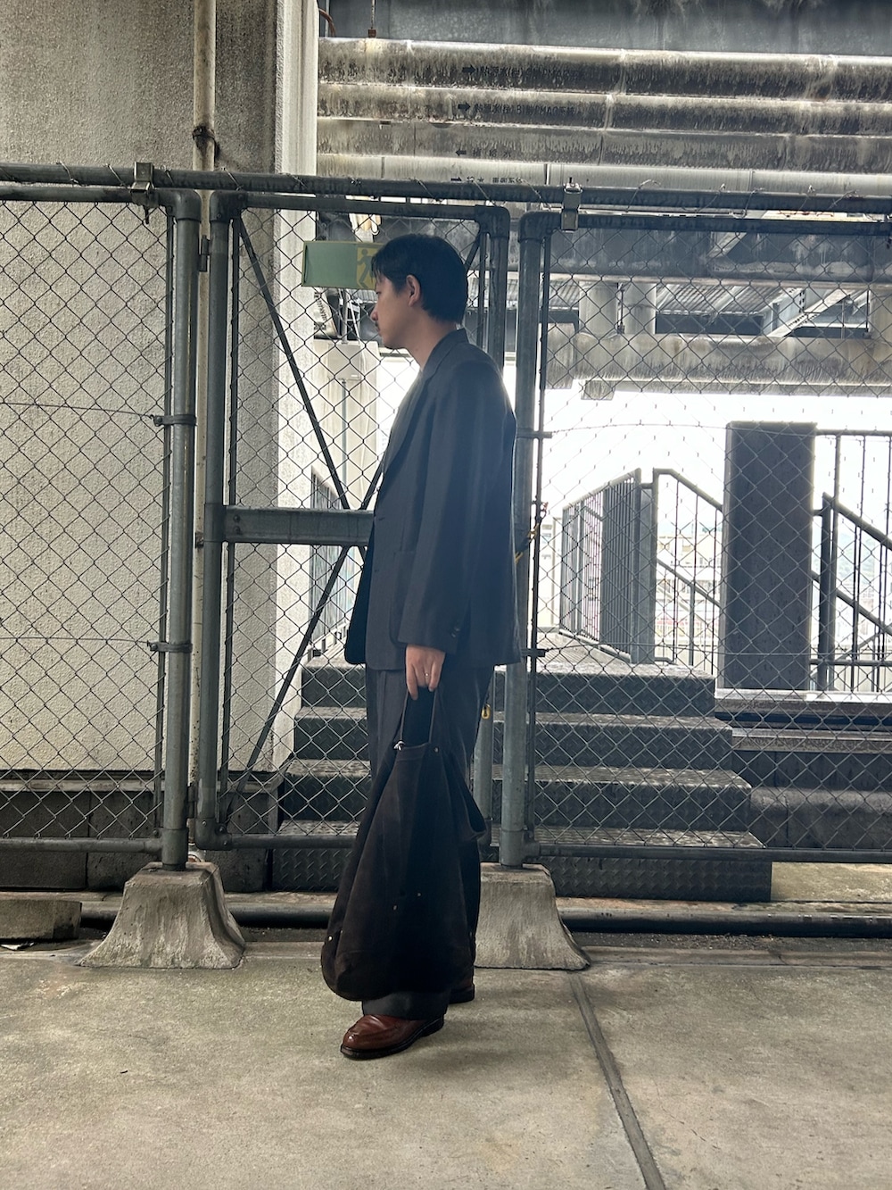 「セットアップ、セットアップスタイル、セットアップコーデ、最旬ブラウンコーデ」|「URBAN RESEARCHのnew basic WOOL LINEN JACKET(その他アウター、ブラウン系)」を使った、八木さん(メンズ・178cm)の秋コーディネートの2枚目の写真