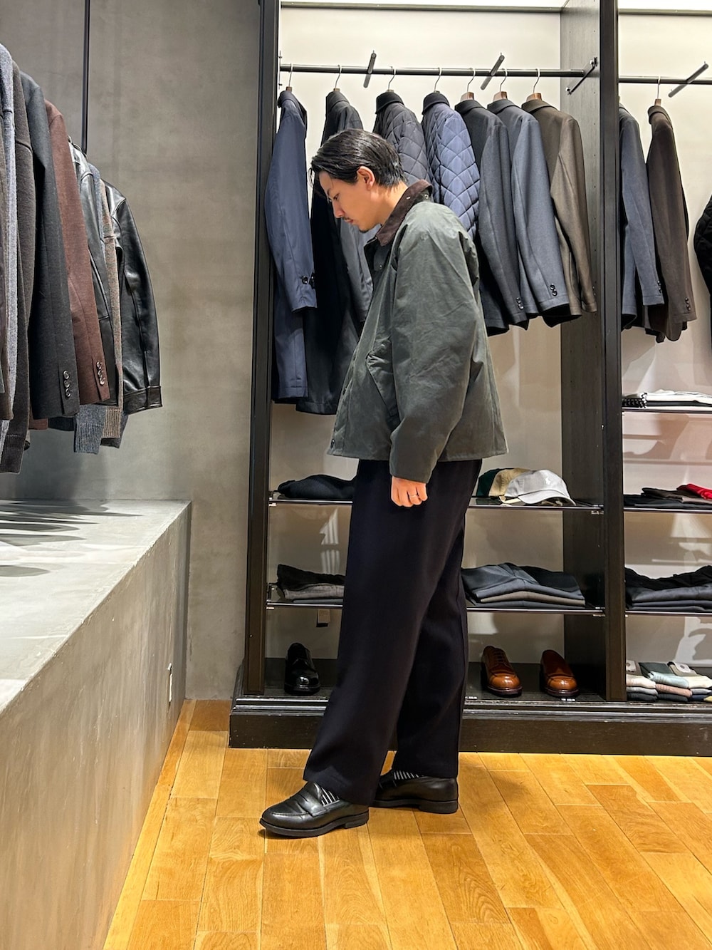 グリーン系のその他アウター、ホワイト系のシャツ/ブラウスを着用したメンズの秋コーディネートの2枚目の写真