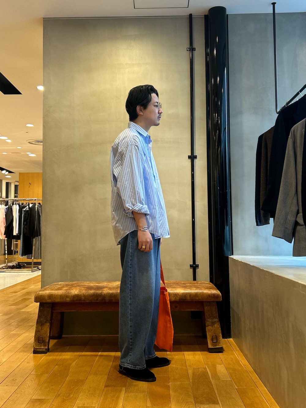 その他のシャツ/ブラウス、その他のデニムパンツ、シルバー系のメガネを着用したメンズの春コーディネートの4枚目の写真