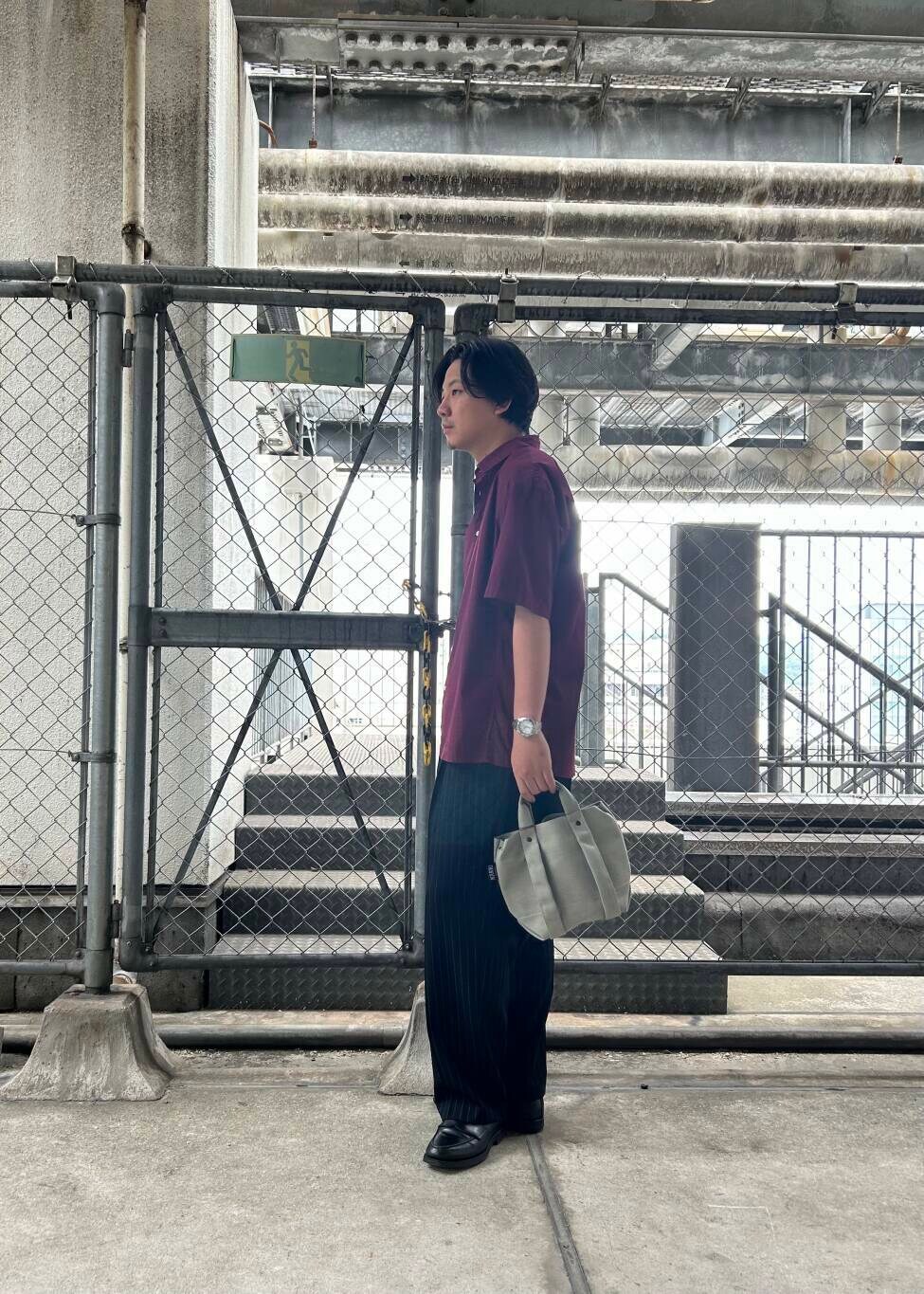 その他のその他パンツ、レッド系のシャツ/ブラウス、グレー系のトートバッグを着用したメンズの夏コーディネートの2枚目の写真
