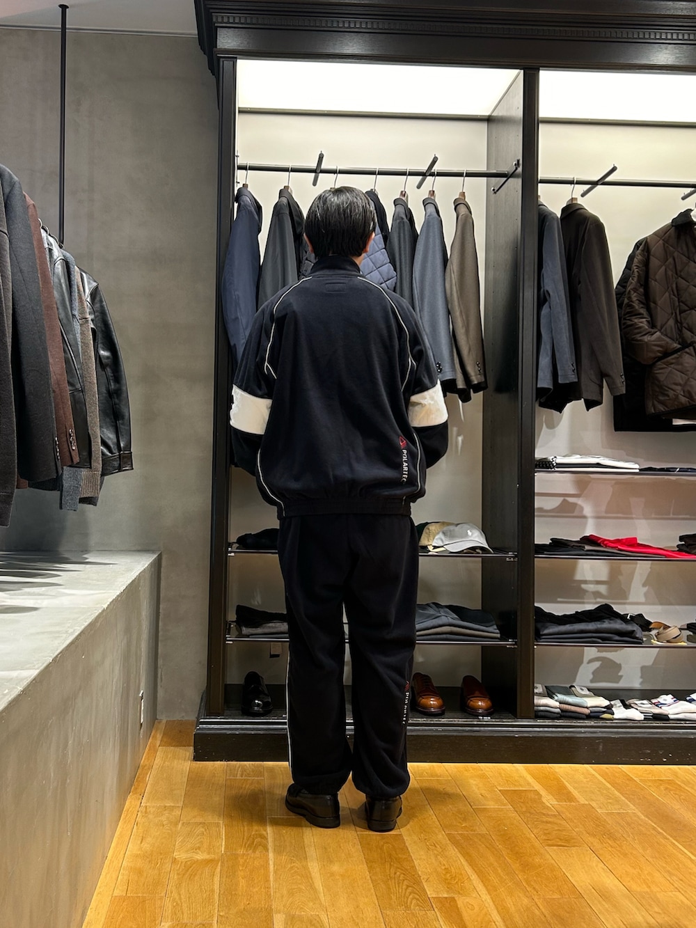 ブラック系のブルゾン、ブラック系のその他パンツを着用したメンズの秋コーディネートの3枚目の写真