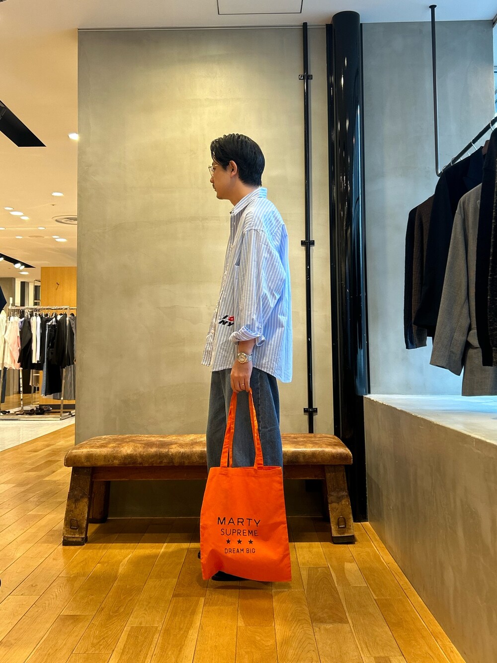 その他のシャツ/ブラウス、その他のデニムパンツ、シルバー系のメガネを着用したメンズの春コーディネートの2枚目の写真