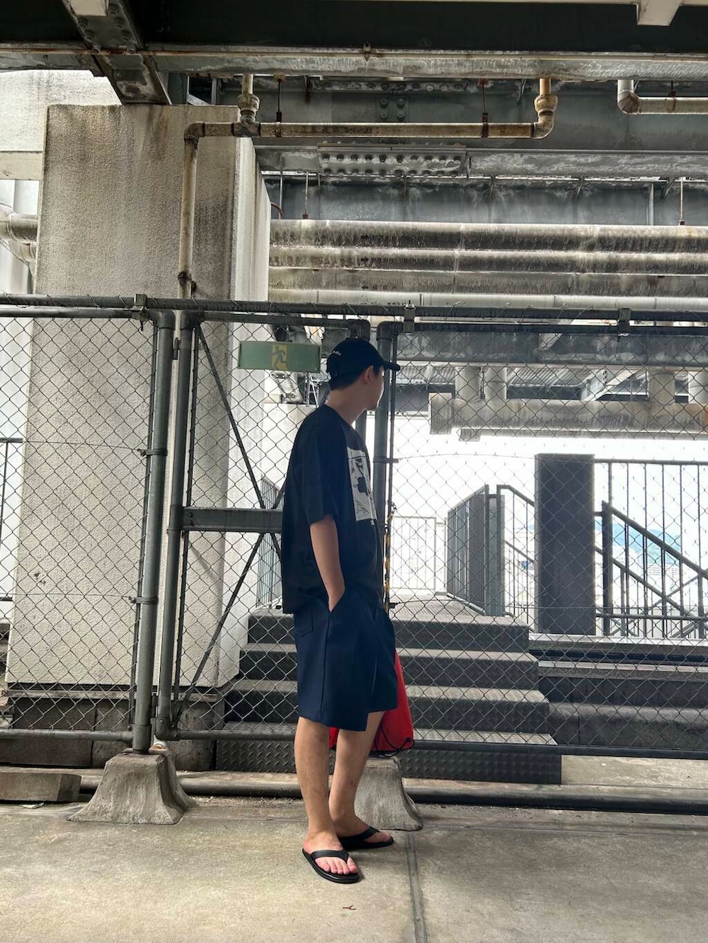 「アーバンリサーチ、URBANRESEARCH、休日コーデ、ショーツ、メンズ、ur、夏フェス、夏フェスコーデ、一枚で決まるtシャツ」｜「WranglerのWrangler　WRANCHER SHORTS（その他パンツ、ブルー系）」を使った、八木さん（メンズ・178cm）の夏コーディネートの3枚目の写真