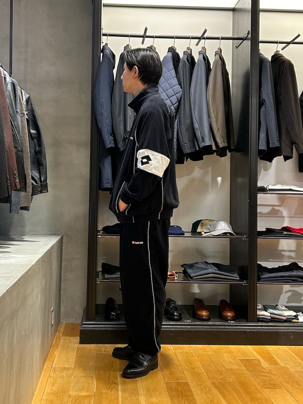 ブラック系のブルゾン、ブラック系のその他パンツを着用したメンズの秋コーディネートの2枚目の写真