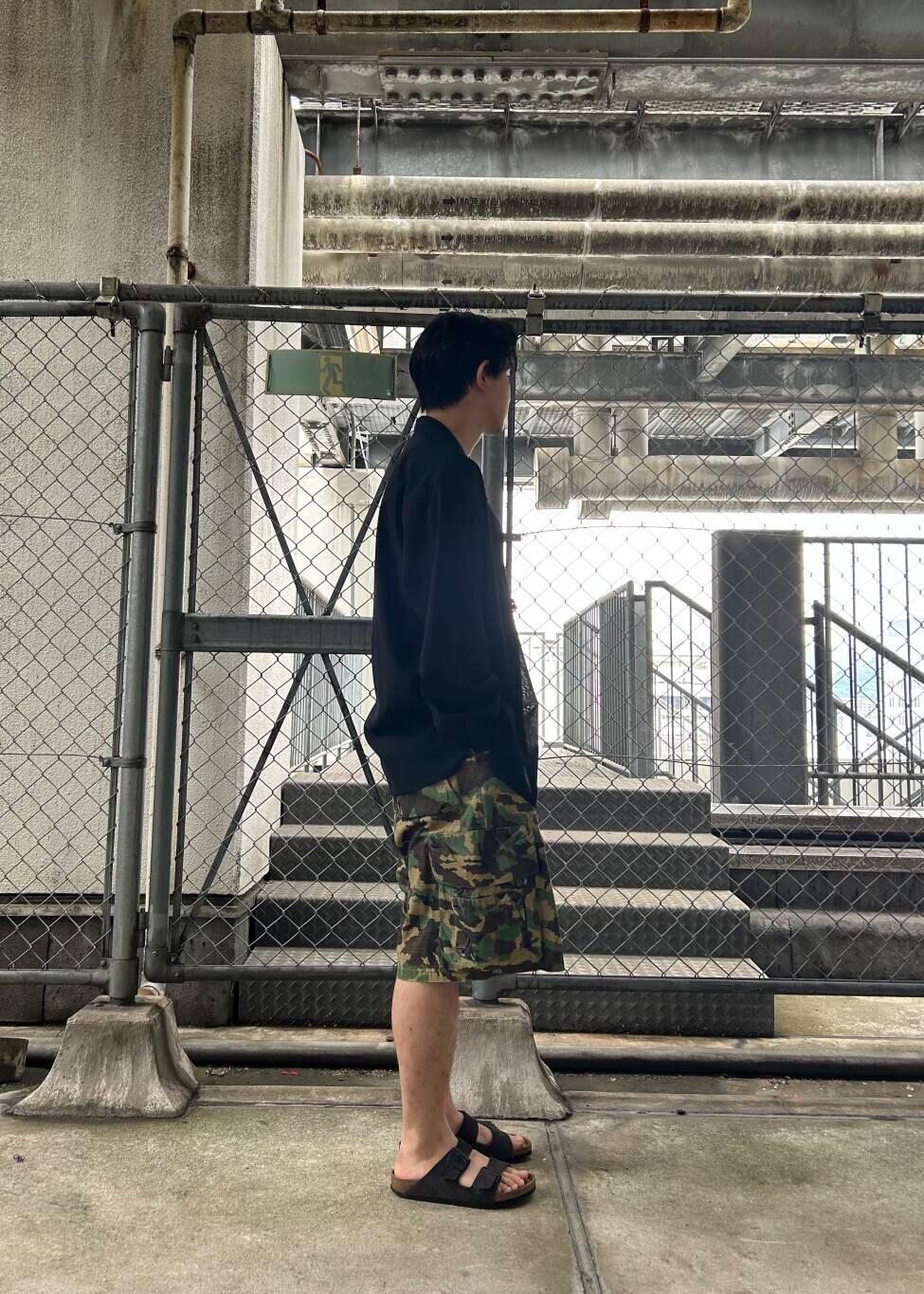 「アーバンリサーチ、カジュアルコーデ、URBANRESEARCH、サンダル、newarrival、サンダルコーデ、メンズ、ur、lotto、ロット」｜「ATONの『別注』ATON×URBAN RESEARCH　OVERSIZED SHIRTS（シャツ/ブラウス、ブルー系）」を使った、ur20241030さん（メンズ・178cm）の夏コーディネートの2枚目の写真
