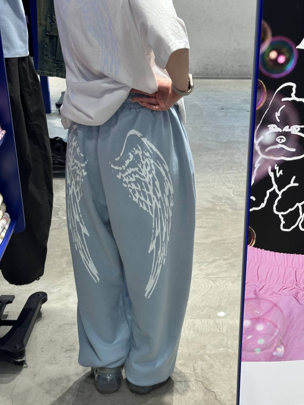 ホワイト系のTシャツ/カットソー、ブルー系のスウェットパンツを着用したレディースの夏コーディネートの2枚目の写真