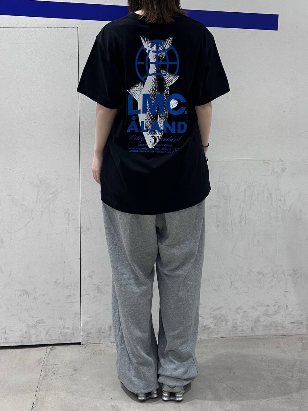 ブラック系のTシャツ/カットソーを着用したレディースの春コーディネートの2枚目の写真