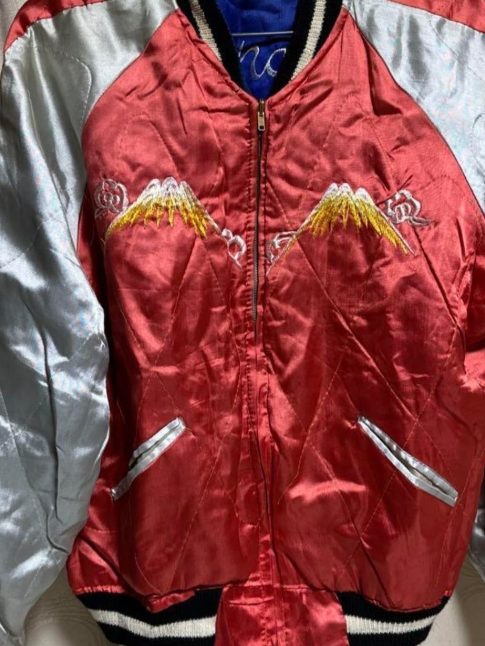 ブルー系のスカジャンを着用したメンズの夏コーディネートの3枚目の写真