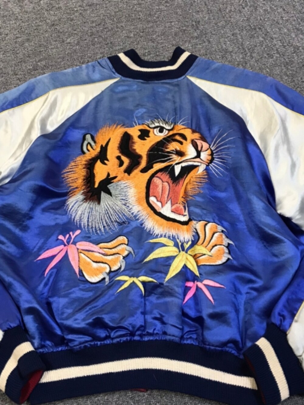 ブルー系のスカジャンを着用したメンズの夏コーディネートの2枚目の写真