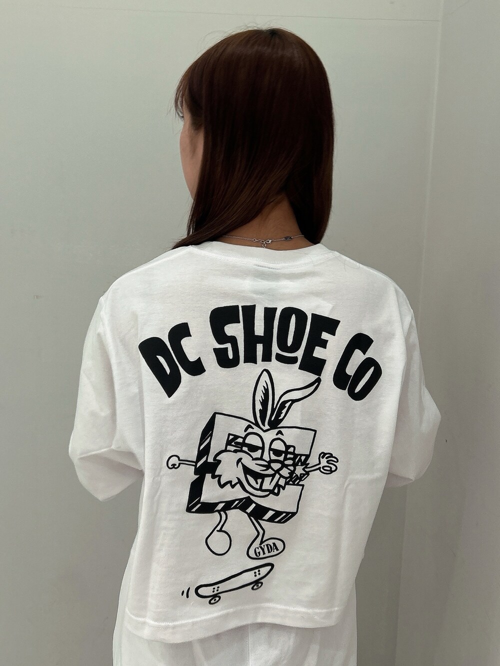 ホワイト系のTシャツ/カットソー、ホワイト系のスウェットパンツ、ブラック系のパンプスを着用したレディースの春コーディネートの7枚目の写真