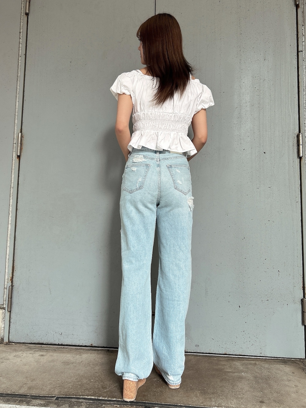 ホワイト系のシャツ/ブラウス、ブルー系のデニムパンツ、ベージュ系のサンダルを着用したレディースの春コーディネートの3枚目の写真