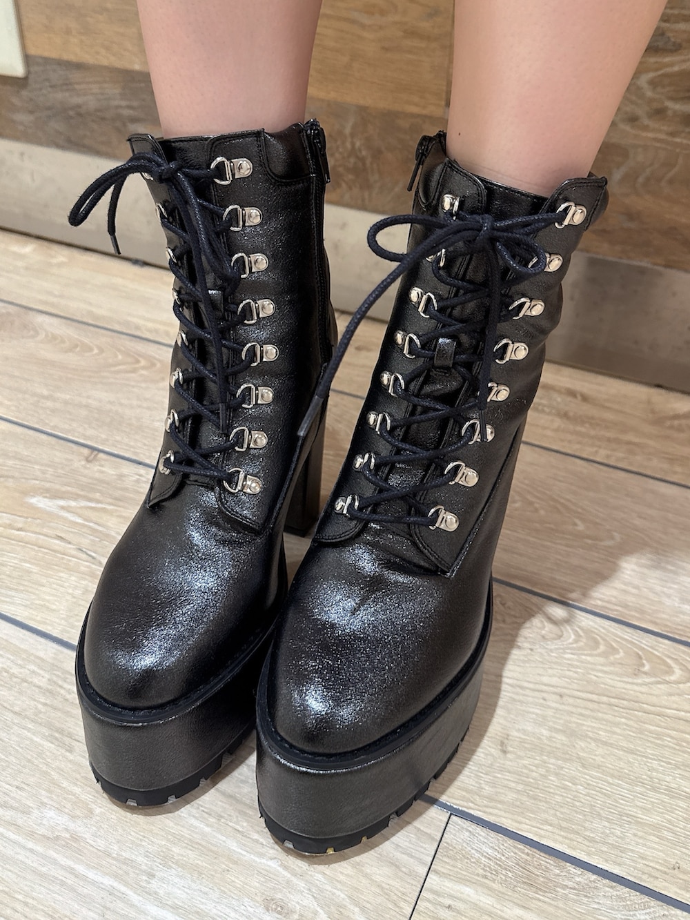 ブルー系のデニムジャケット、ブラック系のTシャツ/カットソー、ホワイト系のスカートを着用したレディースの春コーディネートの9枚目の写真