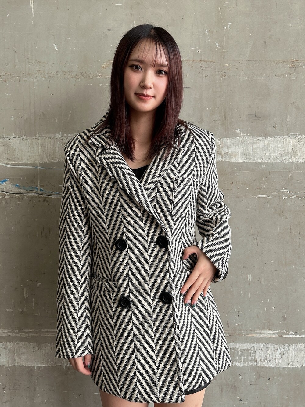 その他のテーラードジャケット、ブラック系のスカート、ブラック系のブーツを着用したレディースの秋コーディネートの2枚目の写真