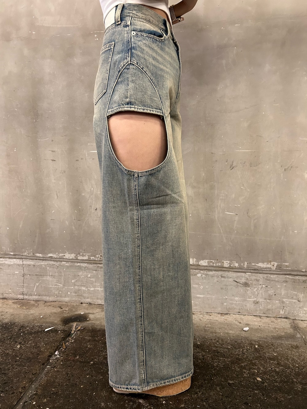 ホワイト系のTシャツ/カットソー、ブルー系のデニムパンツ、ベージュ系のサンダルを着用したレディースの春コーディネートの8枚目の写真