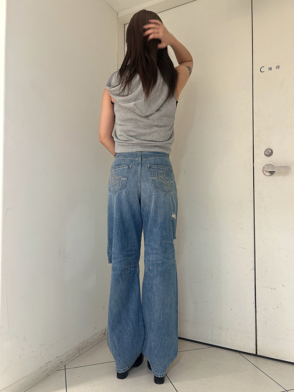 グレー系のTシャツ/カットソー、ブルー系のデニムパンツ、その他のサンダルを着用したレディースの夏コーディネートの3枚目の写真