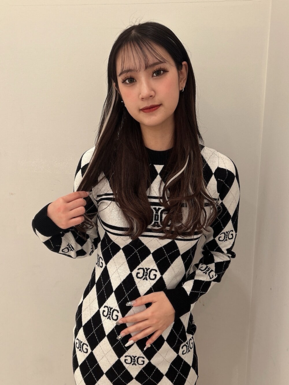 ブラック系のブーツ、ブラック系のワンピースを着用したレディースの冬コーディネートの4枚目の写真